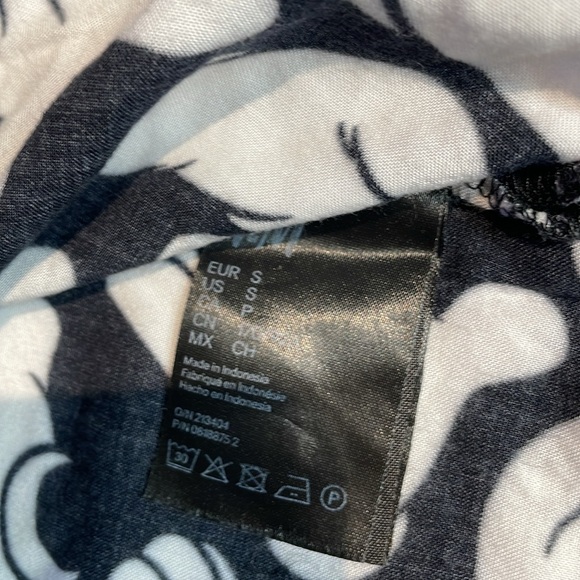 Mickey Mouse Women’s Glove/Hand Symbol Button down shirt Size Small - Picture 4 of 7